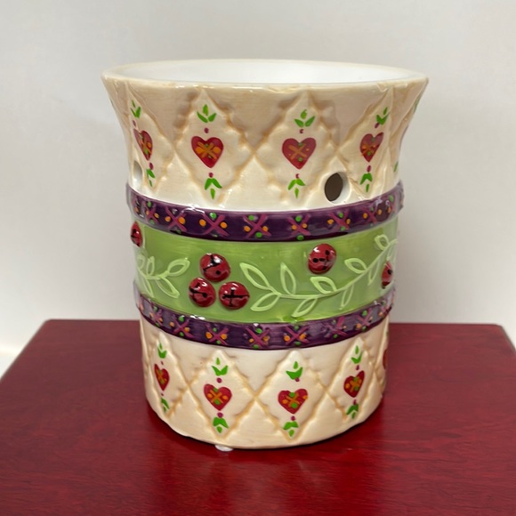 Yankee candle scented wax warmer. Ceramic base with beautiful country design